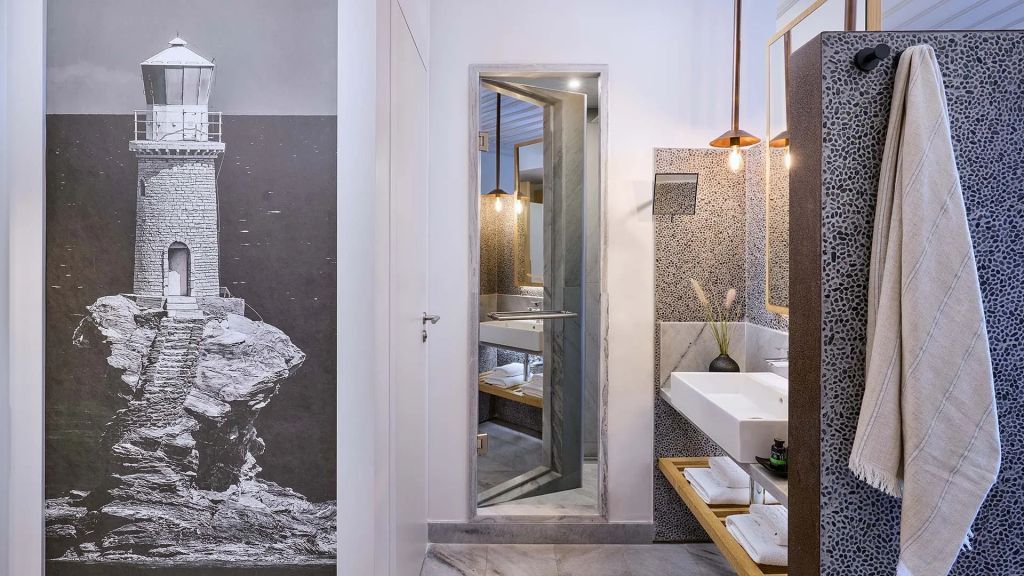 Zeitgenössisches Badezimmer mit stilvoller Dekoration und moderner Ausstattung