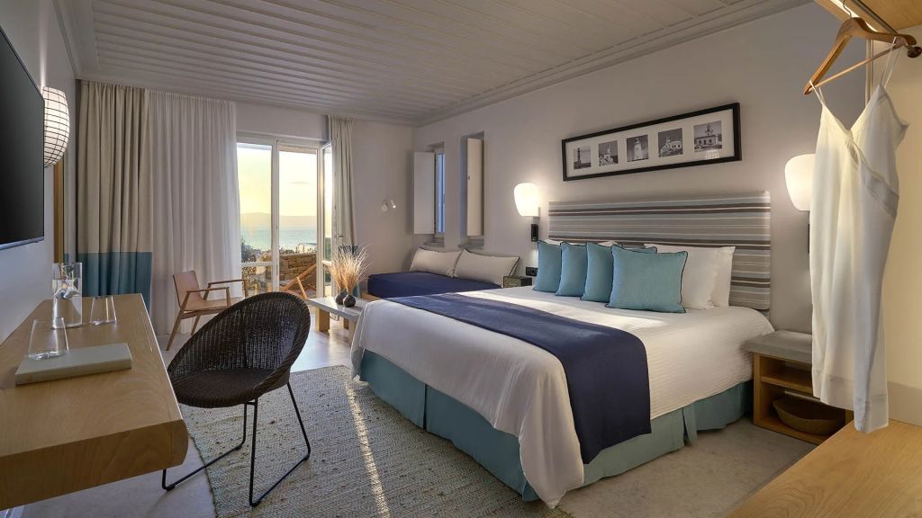 Elegantes Doppelzimmer mit Meerblick und modernem Design