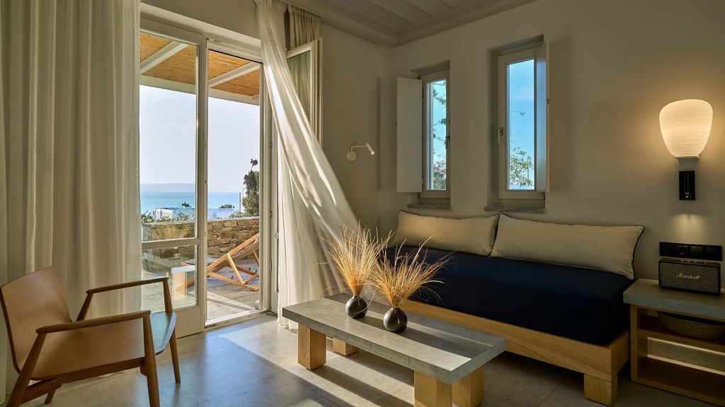 Helle Sitzecke in Suite mit Meerblick und Terrasse