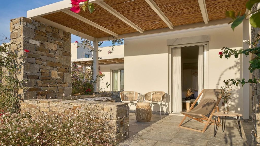 Sonnige Terrasse mit Holzpergola und bequemen Sitzmöbeln