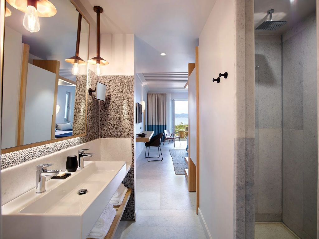 Modernes Badezimmer mit stilvoller Einrichtung und großer Dusche