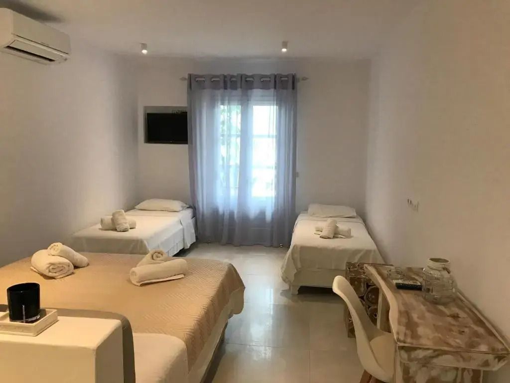 Helles Familienzimmer mit Balkon, Doppelbett und zwei Einzelbetten