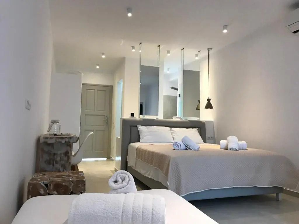 Modern eingerichtetes Zimmer mit Doppelbett und stilvollem Dekor