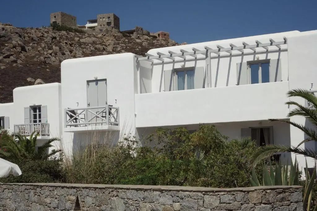 Zeitgenössische weiße Hotelarchitektur auf einem Hügel mit Pflanzen im Vordergrund