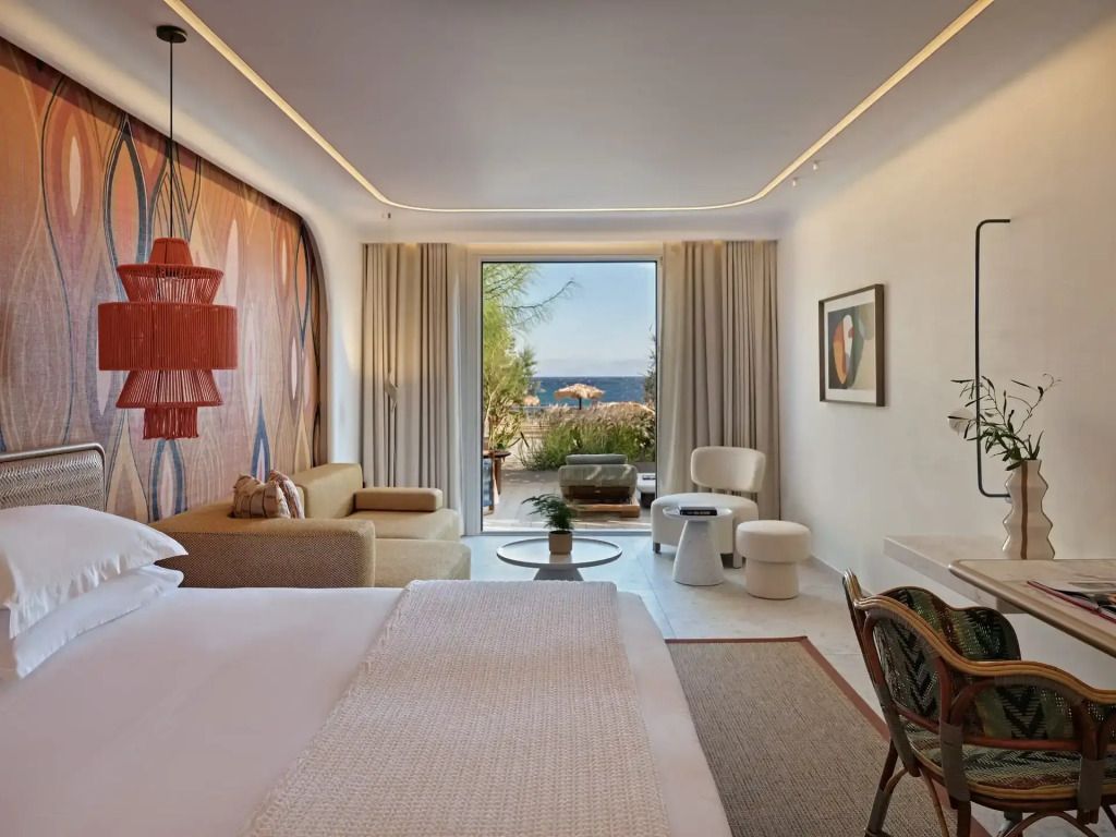 Elegantes Doppelzimmer mit modernem Design und direktem Zugang zur Terrasse mit Meerblick
