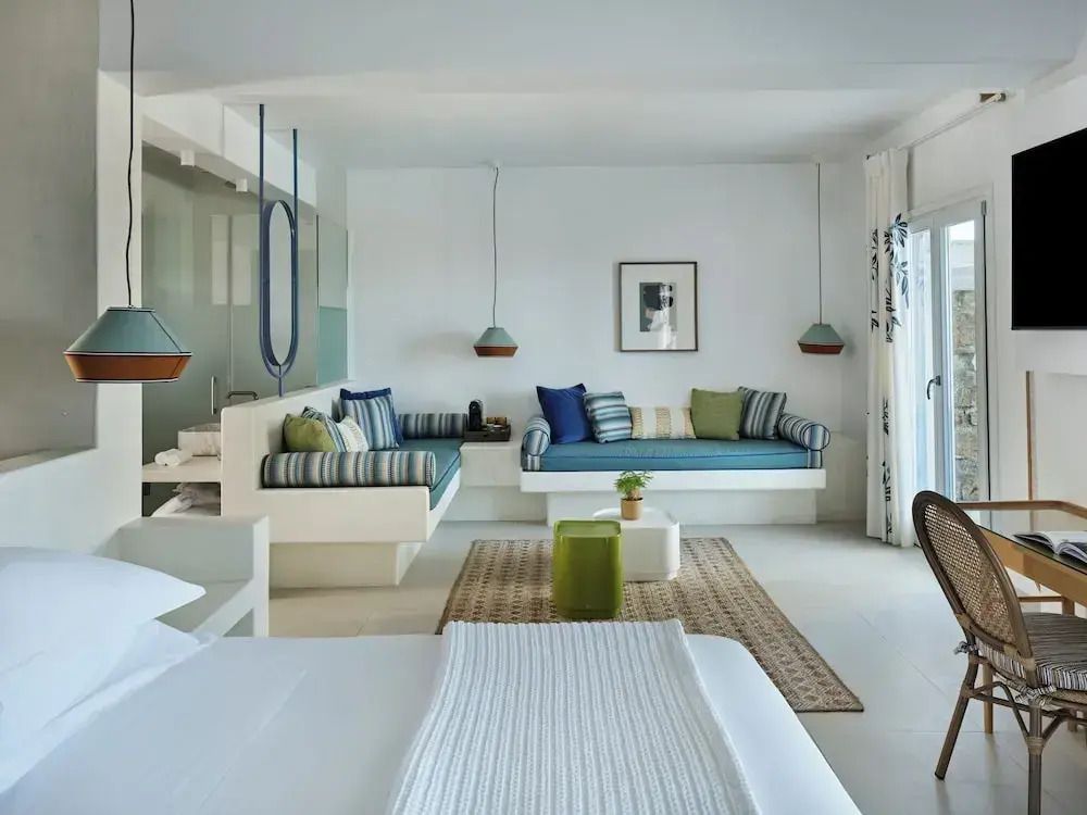 Helle Executive Suite mit modernen Möbeln und gemütlichem Sitzbereich.