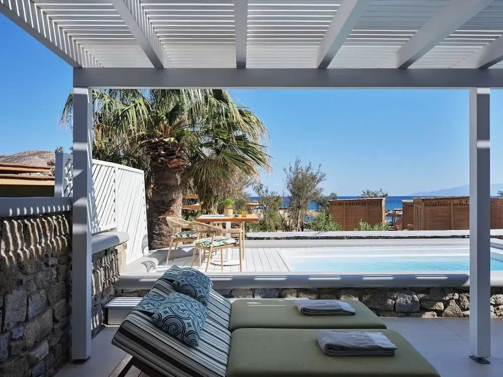 Private Terrasse mit Pool und Meerblick von geschütztem Bereich aus.