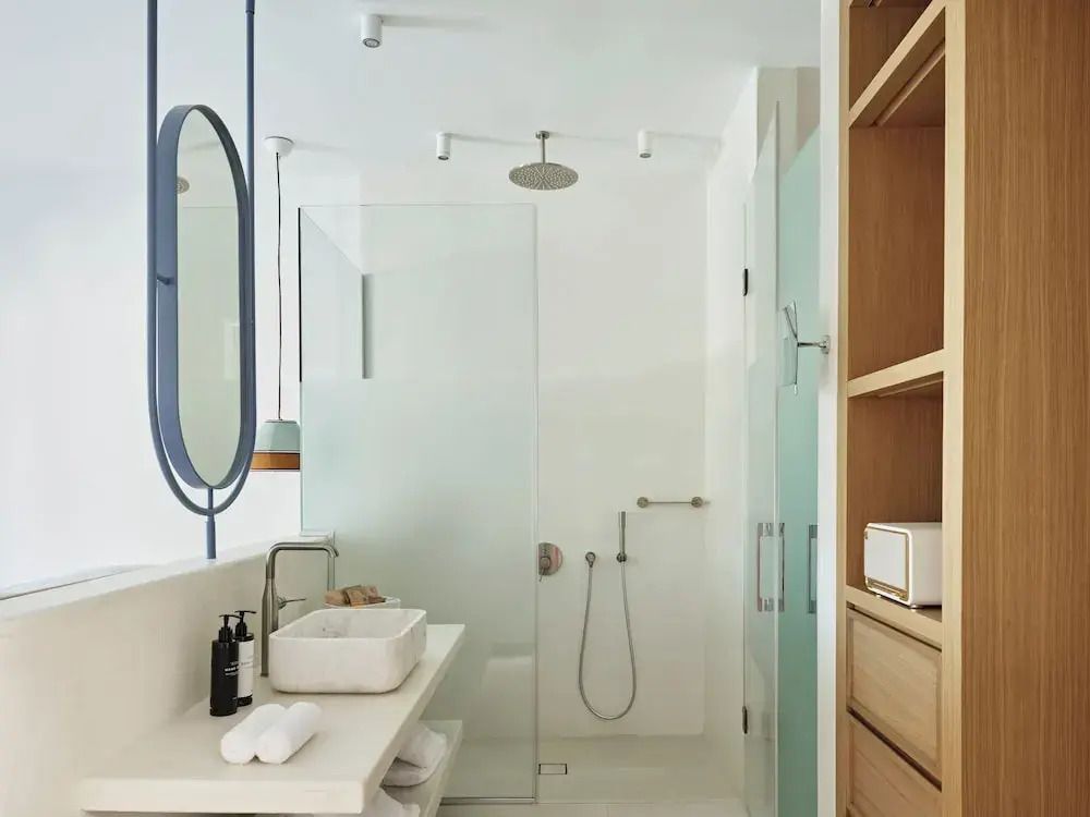 Modernes Badezimmer mit großer Dusche und eleganten Details.