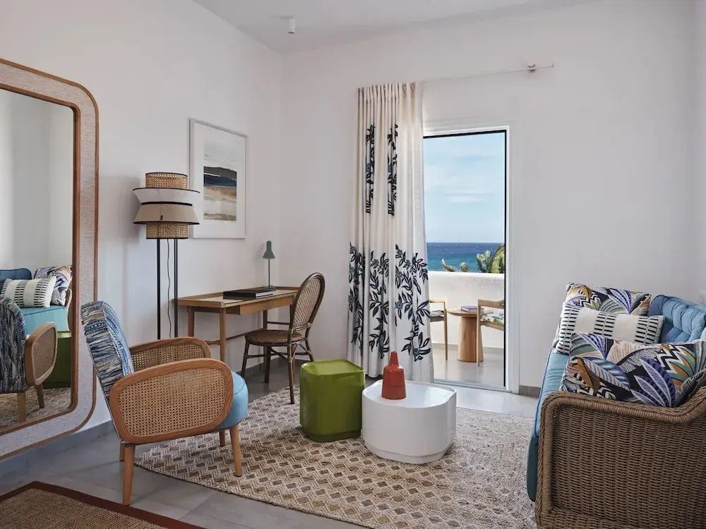 Helle Suite mit stilvoller Einrichtung und Meerblick vom Balkon aus