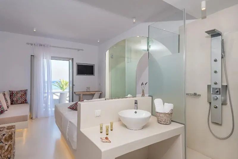 Modernes Badezimmer im Hotelzimmer mit eleganter Waschgelegenheit und Glaswänden