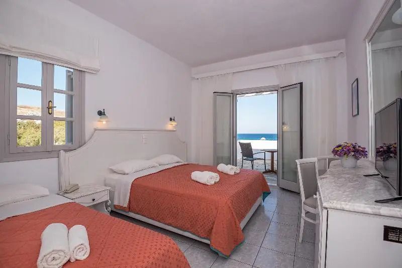 Standard Dreier Zimmer mit zwei Betten und Balkon mit Meerblick