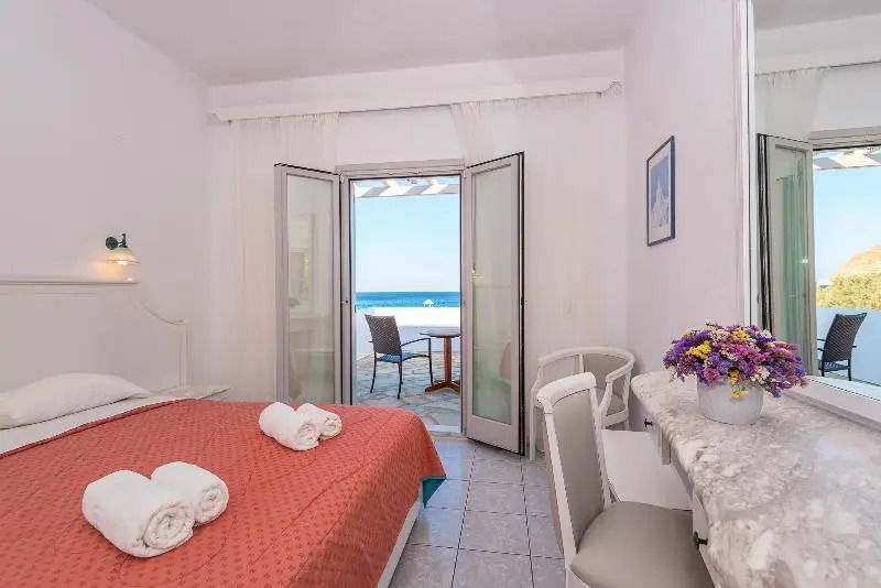 Gemütliches Hotelzimmer mit Balkon und Meerblick