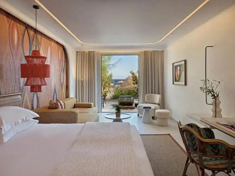 Elegantes Schlafzimmer mit großem Fenster zur Terrasse und Meerblick.