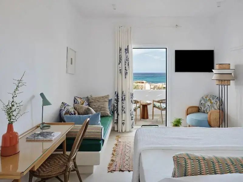 Helle Suite mit Meerblick, modernem Dekor und offener Balkontür