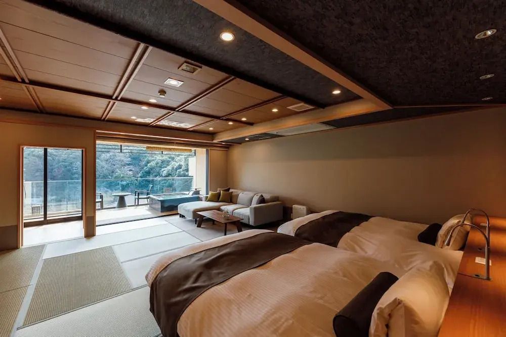 Geräumiges Junior-Suite-Zimmer mit Tatami-Boden und großem Fenster ins Freie