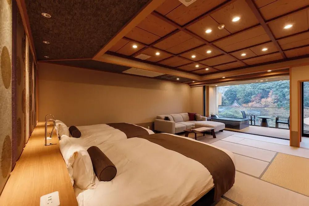 Luxuriöse Junior-Suite mit zwei Betten und gemütlicher Sitzgelegenheit