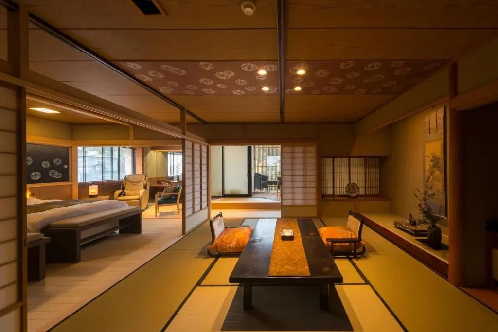 Geräumige japanische Suite mit Tatamimatten, Shoji-Wänden und traditionellem Dekor
