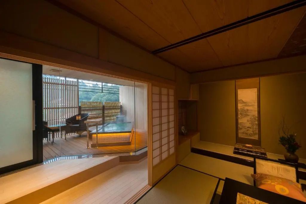 Japanisches Zimmer mit Shoji-Türen und Blick auf eine Terrasse mit Sitzbereich