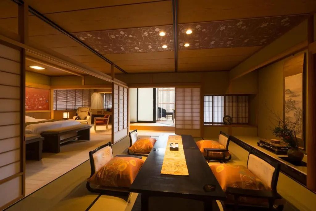 Japanisches Wohnzimmer mit niedrigen Tischen, Kissen und traditionellem Dekor