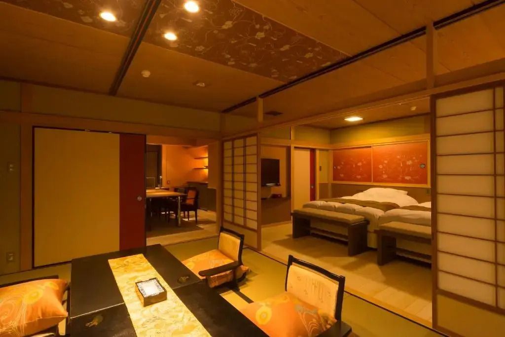Gemütliches Schlafzimmer mit japanischen Designelementen und traditionellem Ambiente