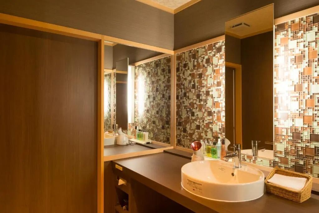 Modernes Badezimmer mit elegantem Spiegel und Designer-Waschbecken.
