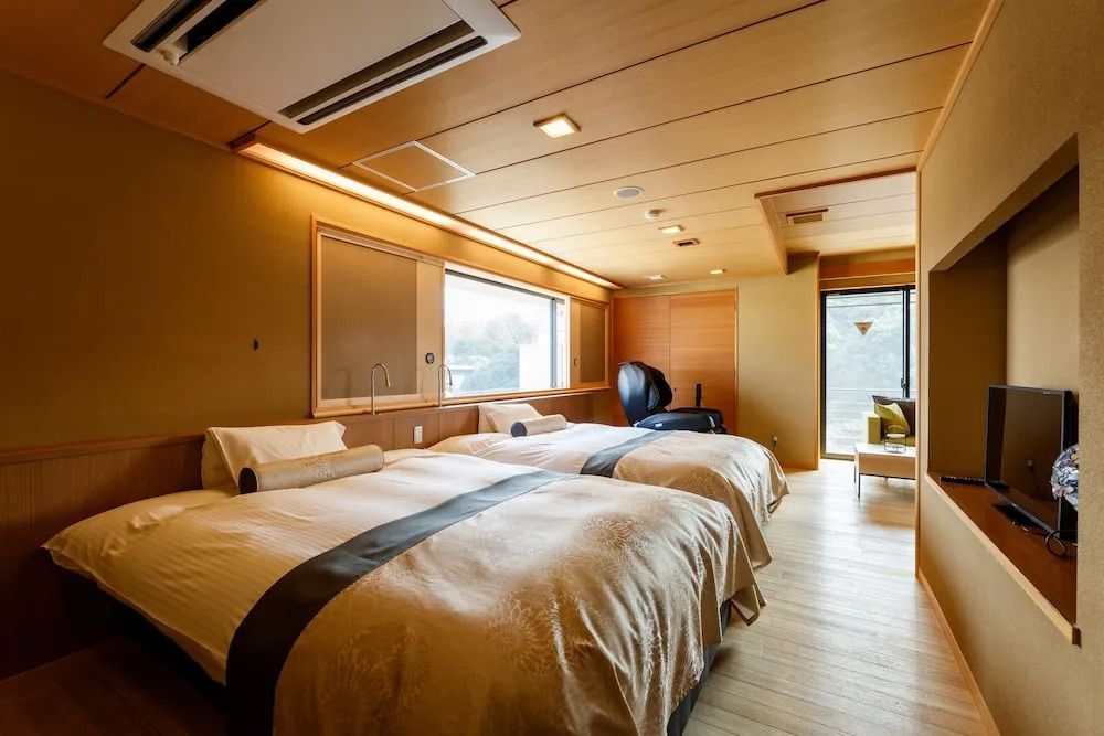 Standard Doppelzimmer im Hotel Tachibana Shikitei mit zwei Einzelbetten und Holzelementen