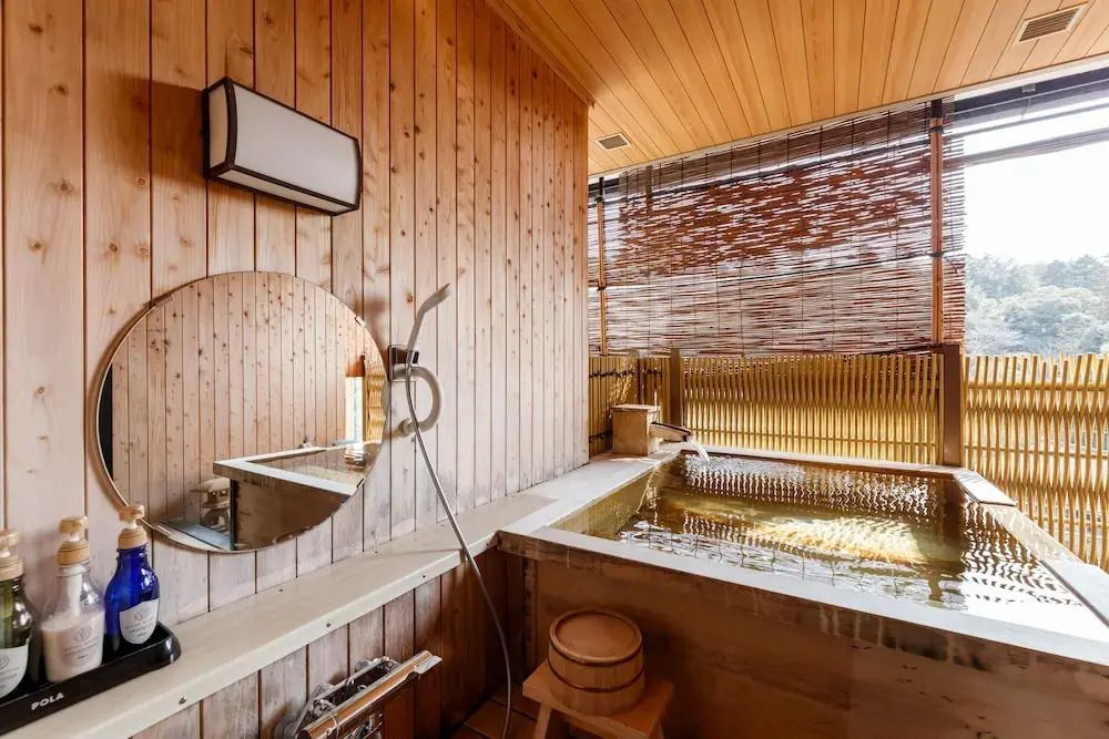 Privates Badezimmer mit Holzausstattung und japanischem Stil im Hotel Tachibana Shikitei
