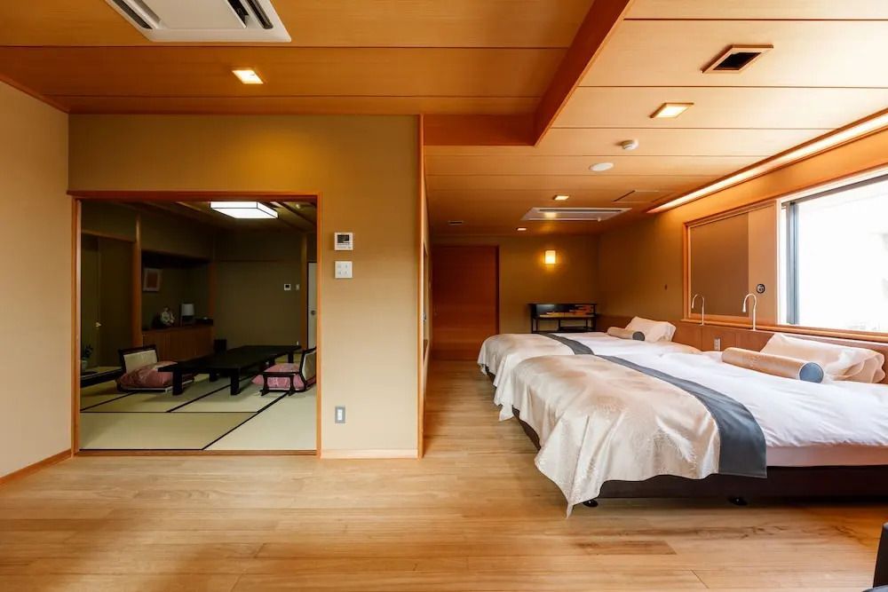 Geräumiges Zimmer im japanischen Stil mit Tatami und zwei Betten im Hotel Tachibana Shikitei