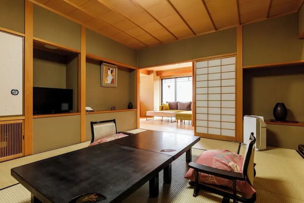 Traditionelles japanisches Zimmer mit Tatami-Matten und Sitzbereich im Hotel Tachibana Shikitei