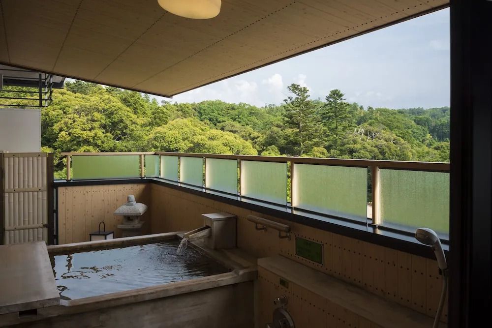 Balkon mit Ausblick auf grünes Umland und traditioneller Wanne im Hotel Tachibana Shikitei