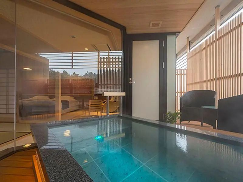 Private Suite mit elegantem Innenpool und Sitzbereich