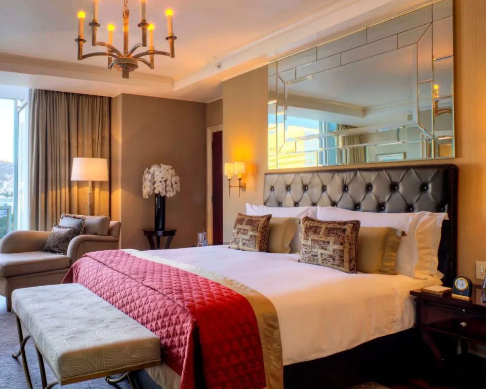 Präsidenten Vierer Suite mit luxuriösem Doppelbett und eleganter Beleuchtung