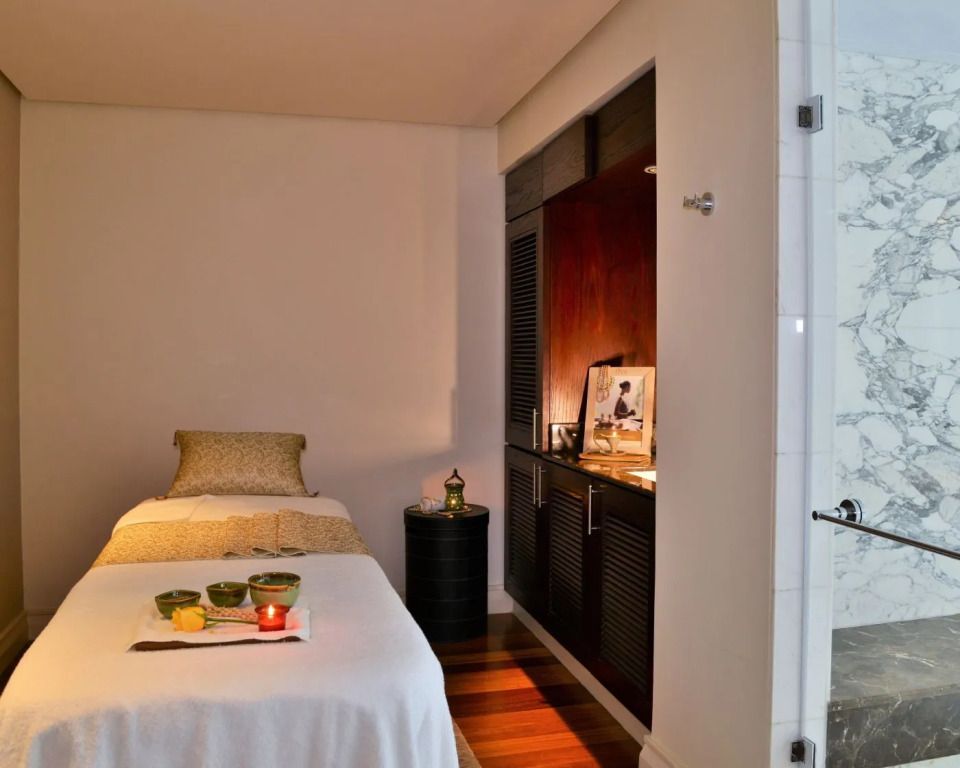 Wellnessbereich der Suite mit Massagebett und Kerzenbeleuchtung