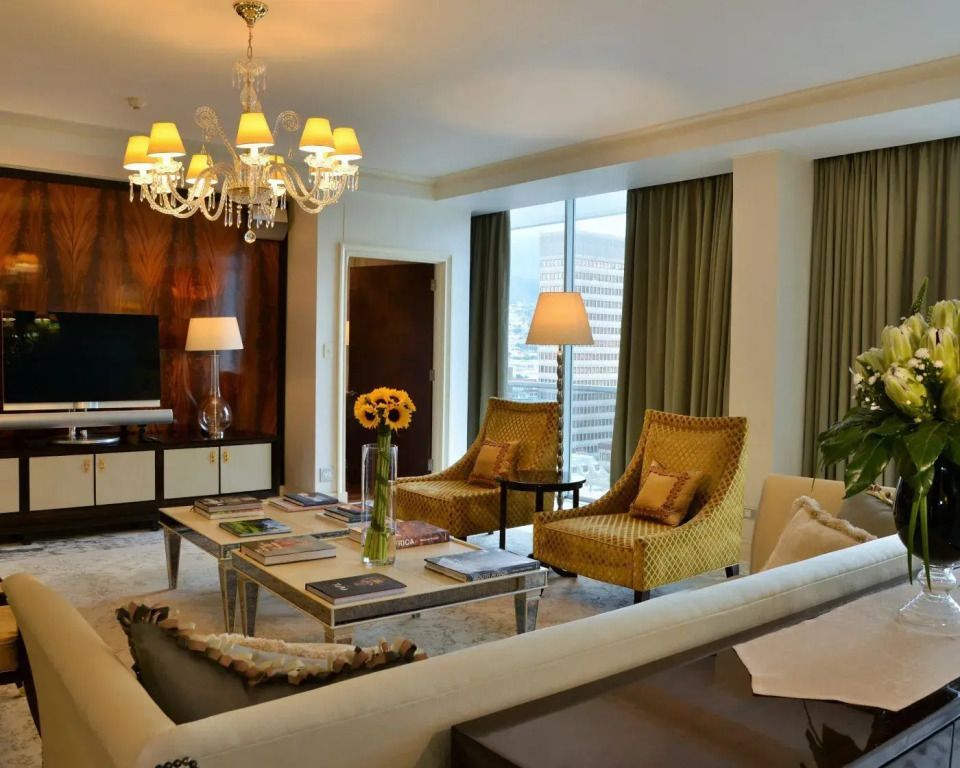 Gemütliches Wohnzimmer der Präsidenten Vierer Suite mit luxuriösen Sitzmöbeln