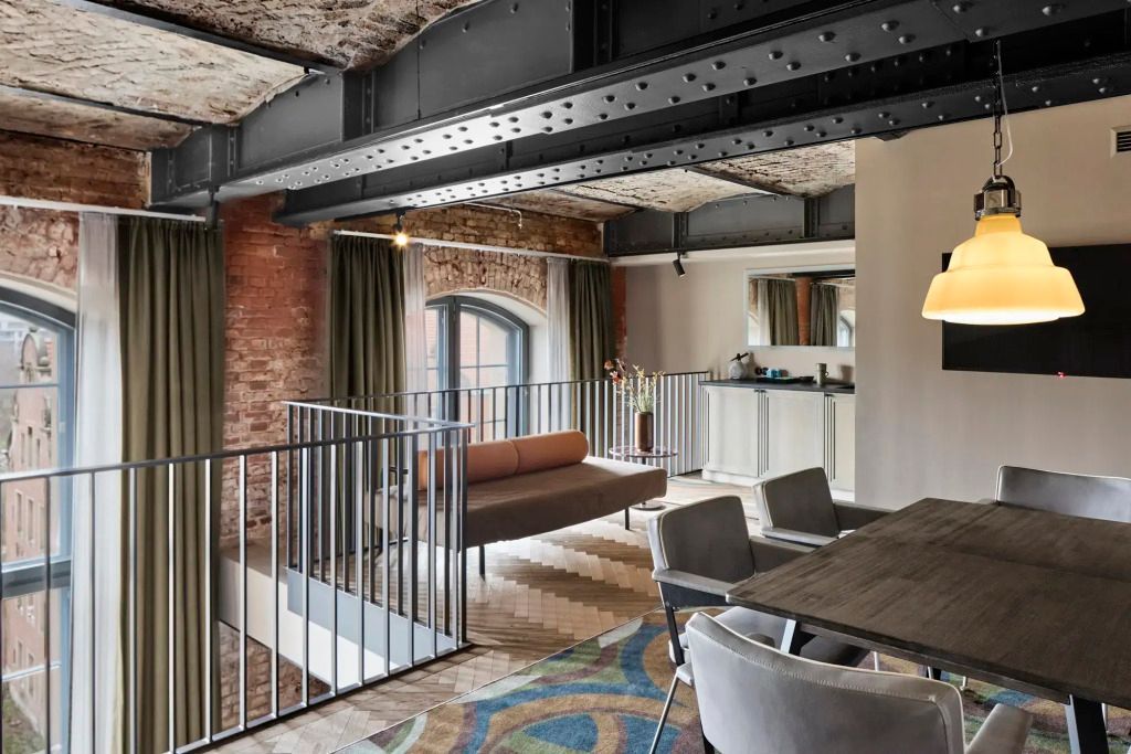 Loft mit industriellem Design und stilvoller Möbelkombination.