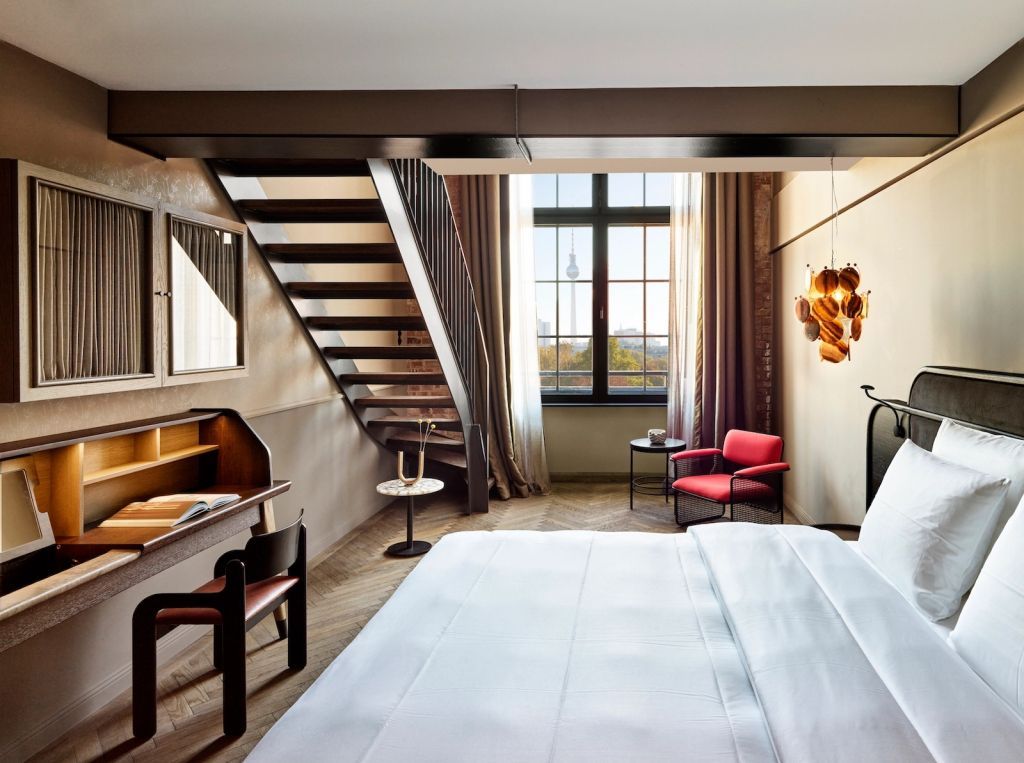 Maisonette-Zimmer mit Blick auf ein großes Fenster und moderne Einrichtung