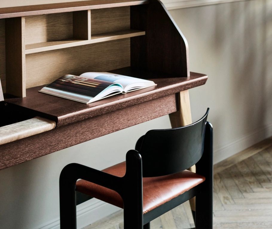 Holzschreibtisch mit Buch und eleganter Sitzgelegenheit