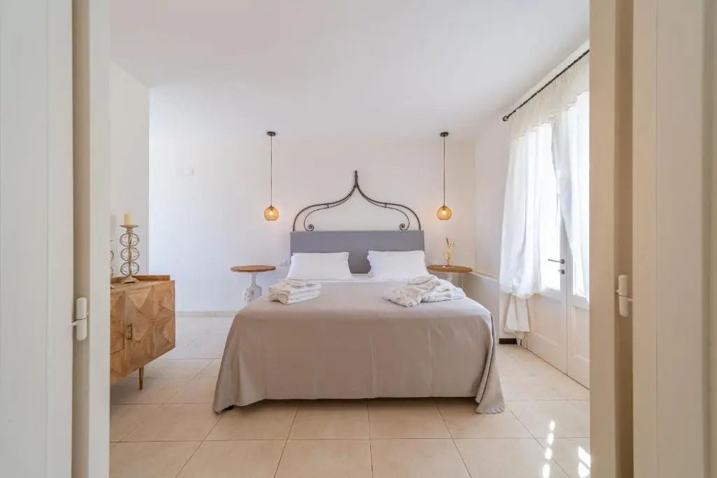Gemütliches Schlafzimmer mit Doppelbett und natürlichem Licht