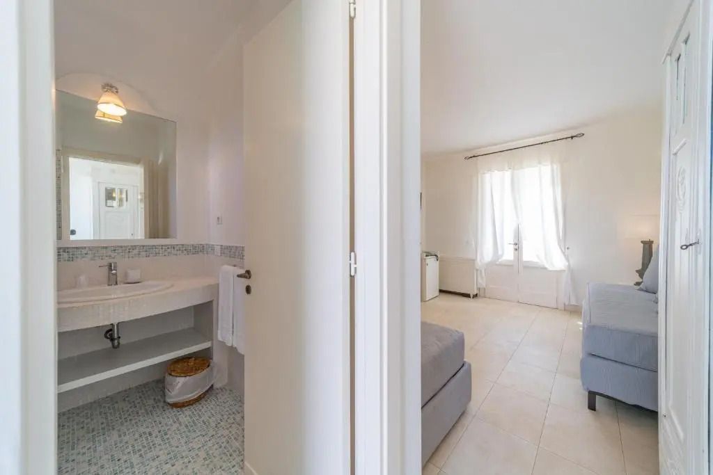 Helle Suite mit Badezimmer und Wohnbereich, eleganter Bodenbelag im Deluxe Vierer Zimmer