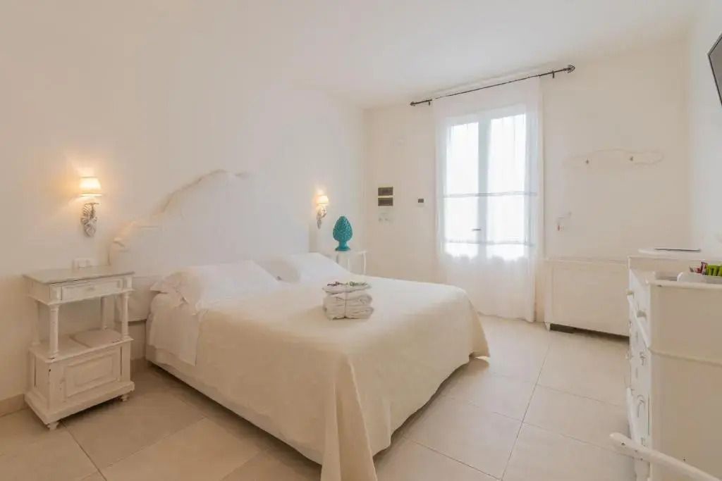 Helles Komfort Zimmer mit Doppelbett und eleganter Einrichtung.