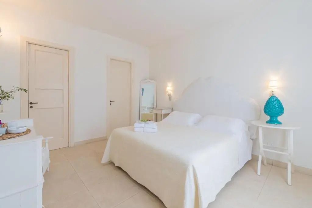 Komfort Zimmer mit Doppelbett und warmen, neutralen Farben.
