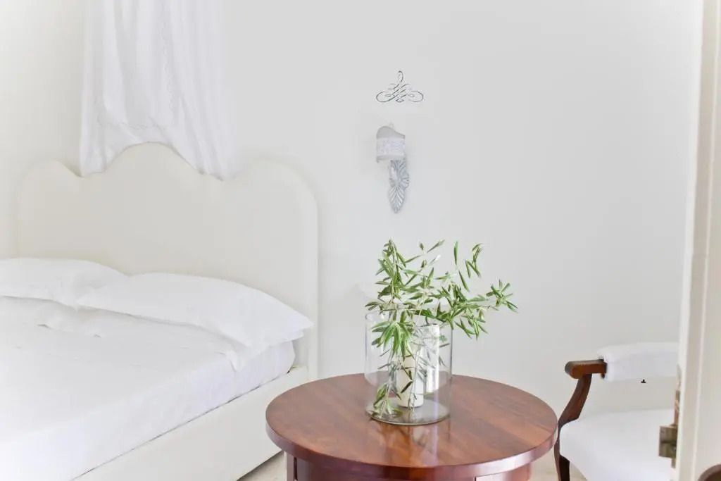 Lichtdurchflutetes Zimmer mit stilvollen Möbeln und grüner Dekoration.