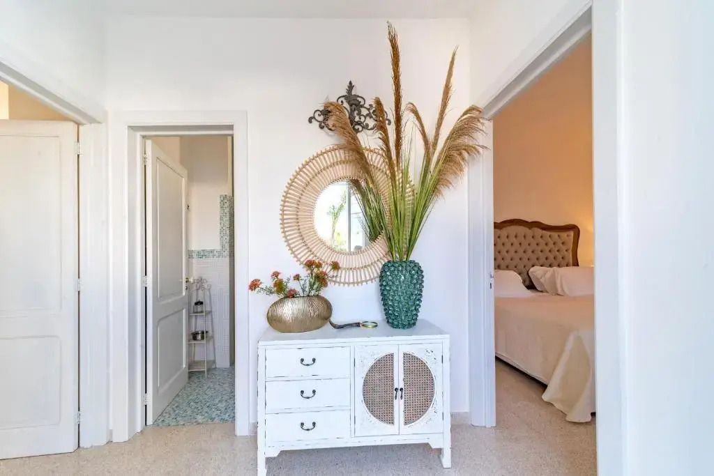 Eleganter Eingangsbereich der Suite mit stilvollem Dekor und Pflanzen