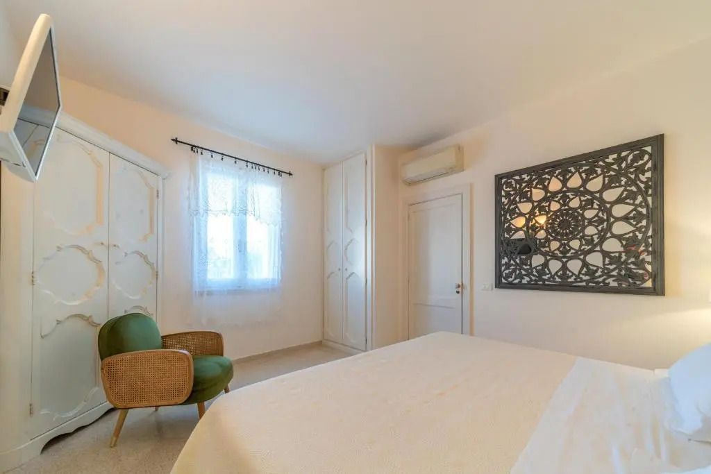 Gemütliches Zimmer mit Dekoelement und grünem Sessel, sanftes Tageslicht