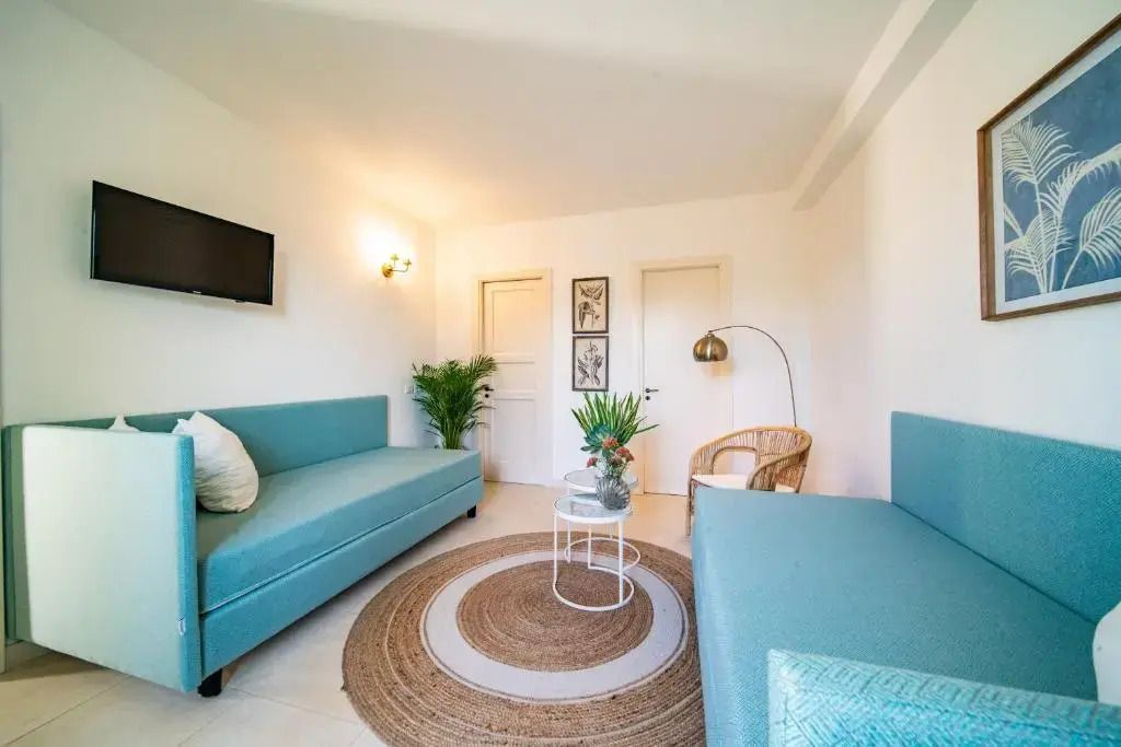 Geräumiges Wohnzimmer mit blauen Sofas und stilvollem Dekor