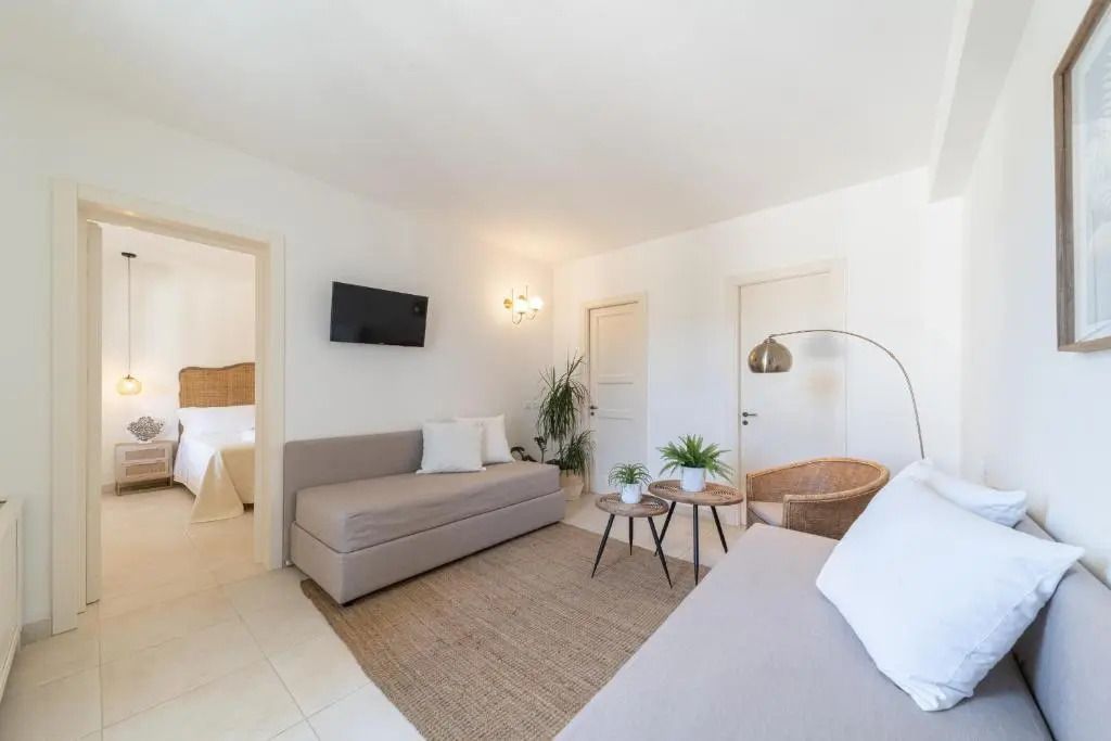 Heller Wohnbereich mit bequemen Sofas und modernen Akzenten