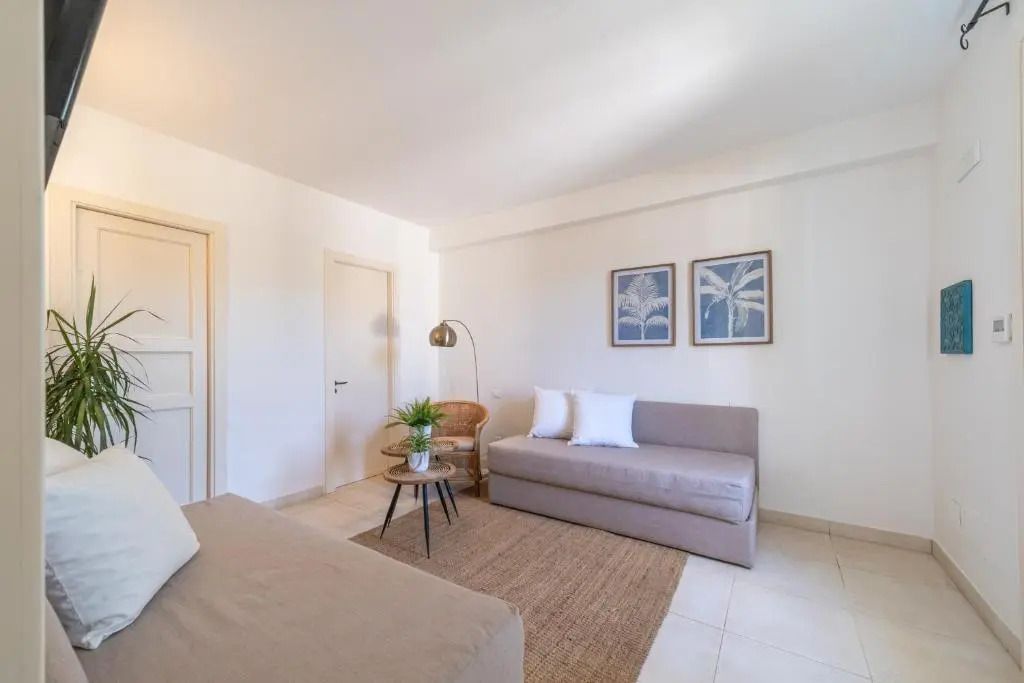 Wohnbereich mit Sofas und dekorativen Bildern an der Wand