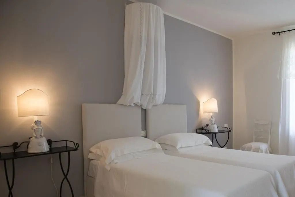 Gemütliches Superior Zimmer mit zwei Einzelbetten und moderner Beleuchtung.