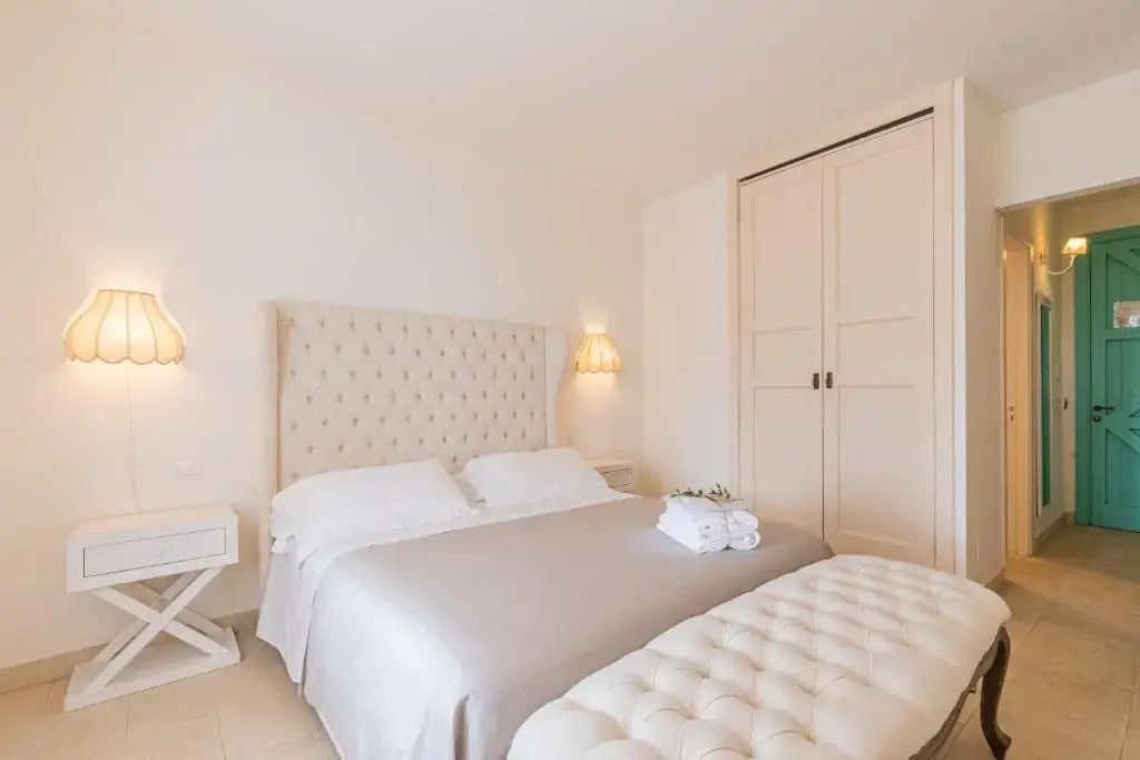 Geräumiges Superior Zimmer mit stilvollem Doppelbett und Kopfteil.