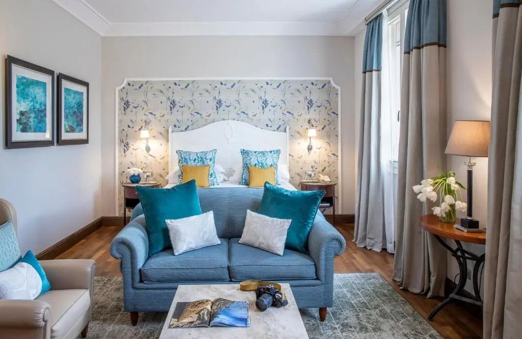 Gemütliches Deluxe Doppelzimmer mit eleganter Einrichtung und farbenfrohen Akzenten